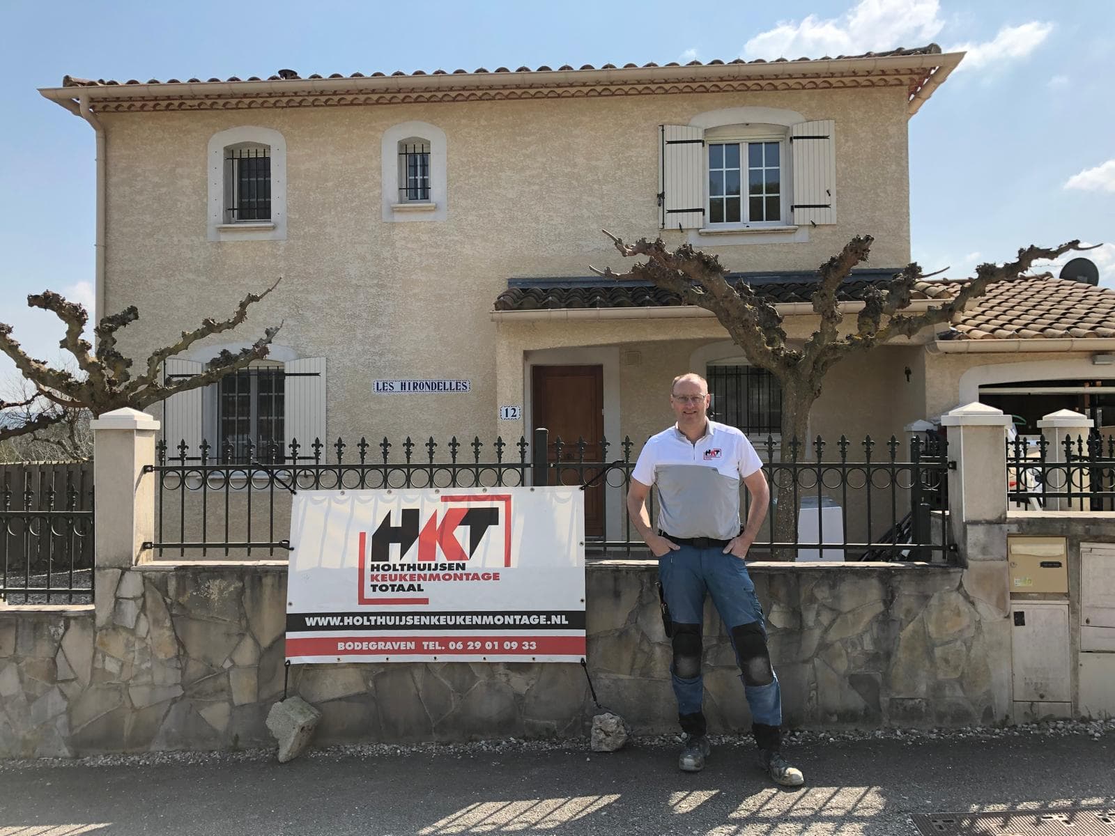 Arthur Holthuijsen bij een woning in Zuid-Frankrijk met HKT-spandoek