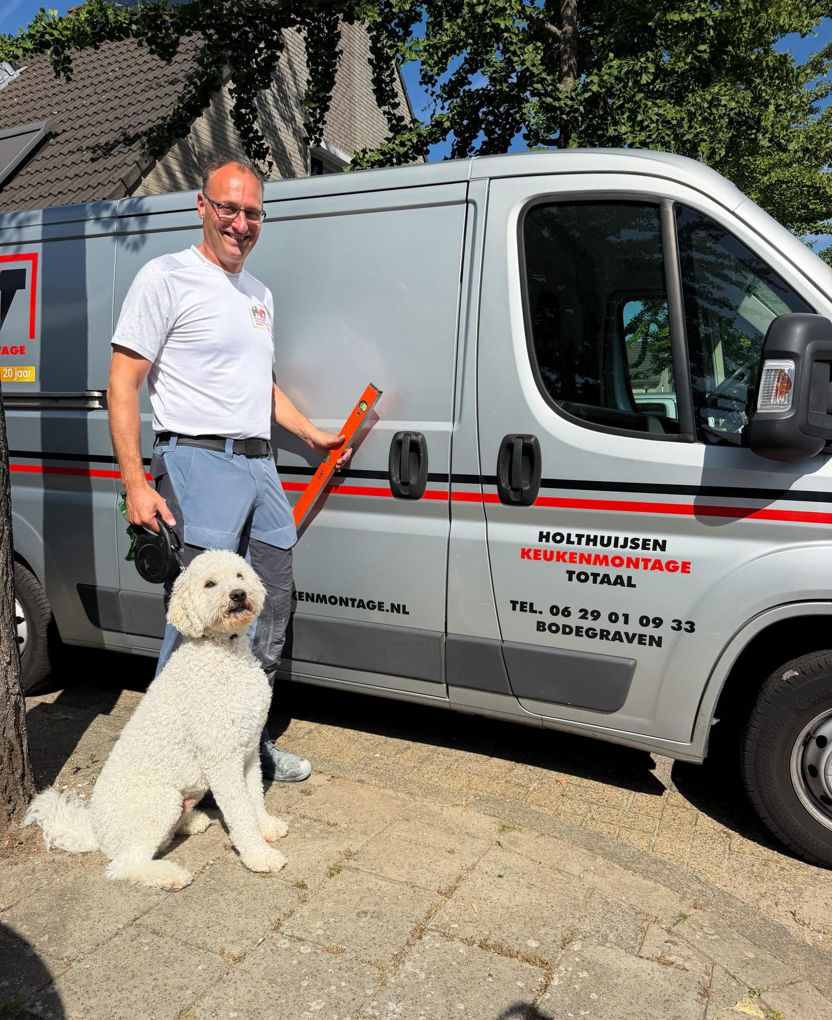 Arthur Holthuijsen met zijn hond Joep bij de bedrijfsbus